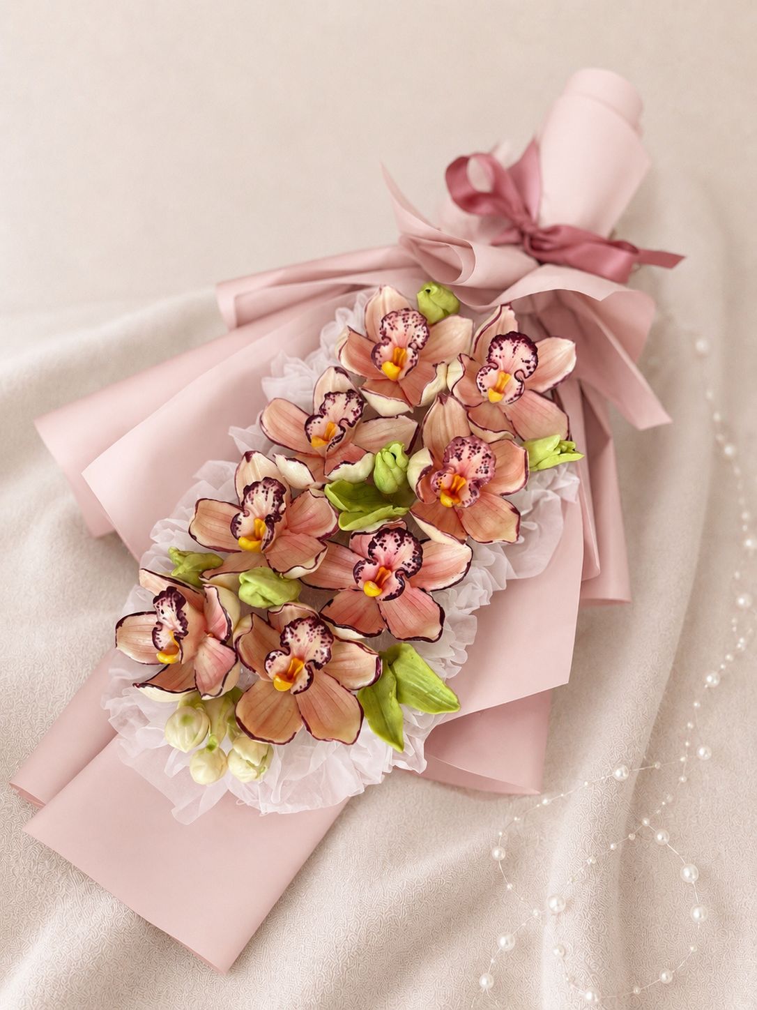 Orchid Cascade buchet alungit cu orhidee din bezea